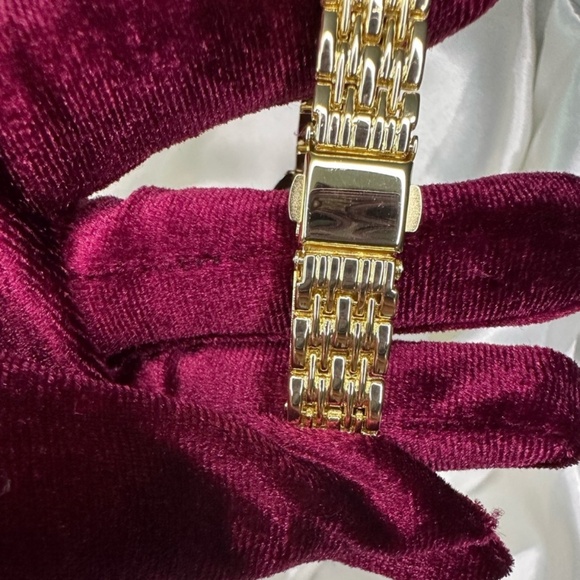 Chic Gold Bracelet Watch with Pink Face – Vintage Inspired Women’s Timepiece - Picture 4 of 7